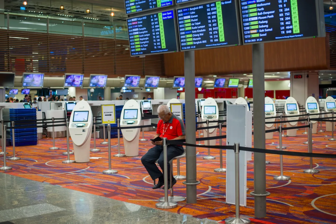 Khu check-in tự động và quầy thủ tục — minh họa dịch vụ hỗ trợ tiễn xuất cảnh