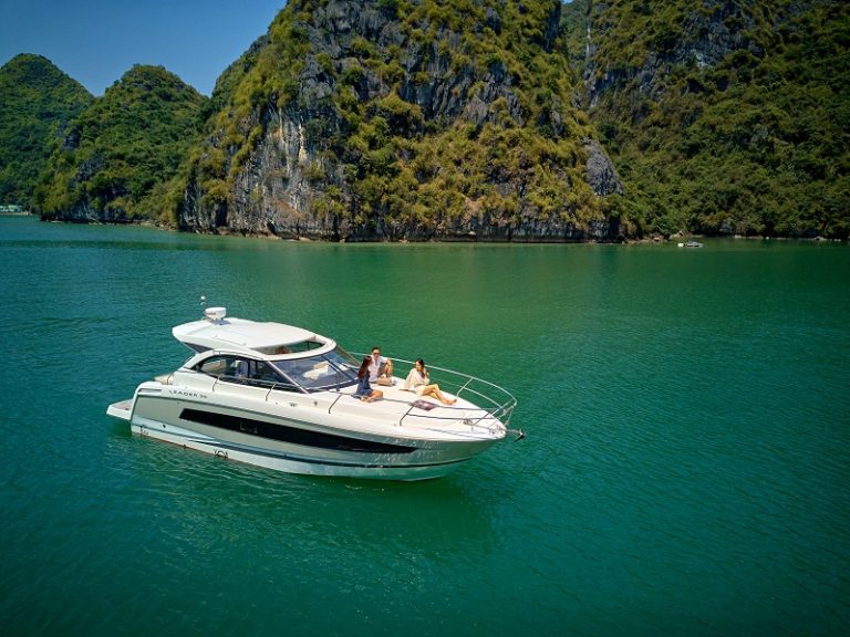 Cano riêng chạy trên vịnh nước xanh