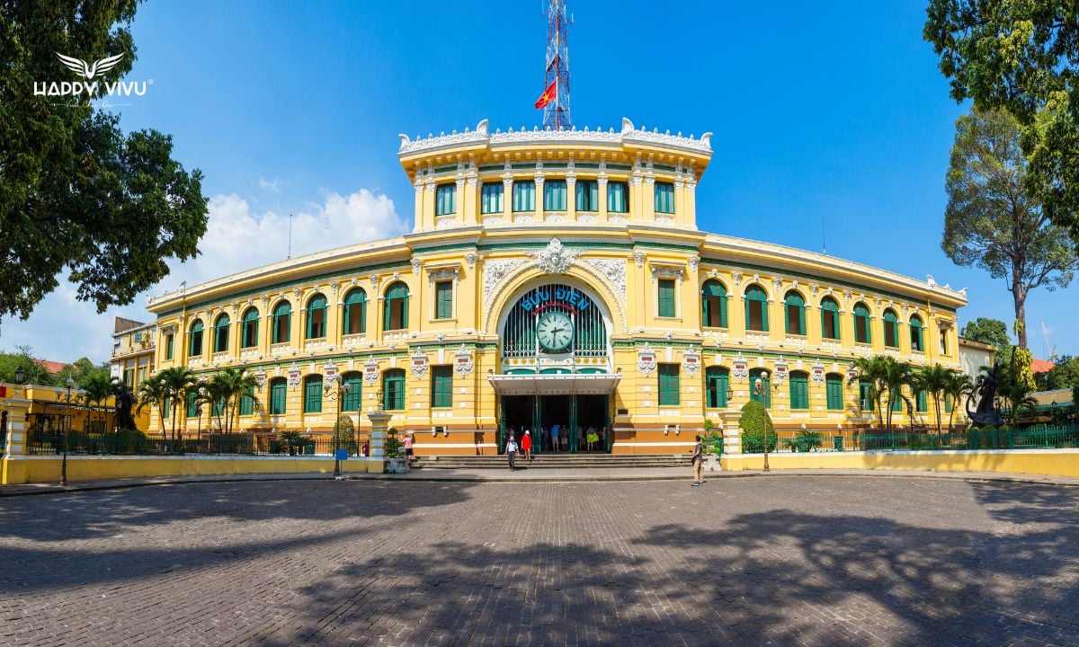 Mặt tiền Bưu điện Trung tâm Sài Gòn rực rỡ nắng vàng