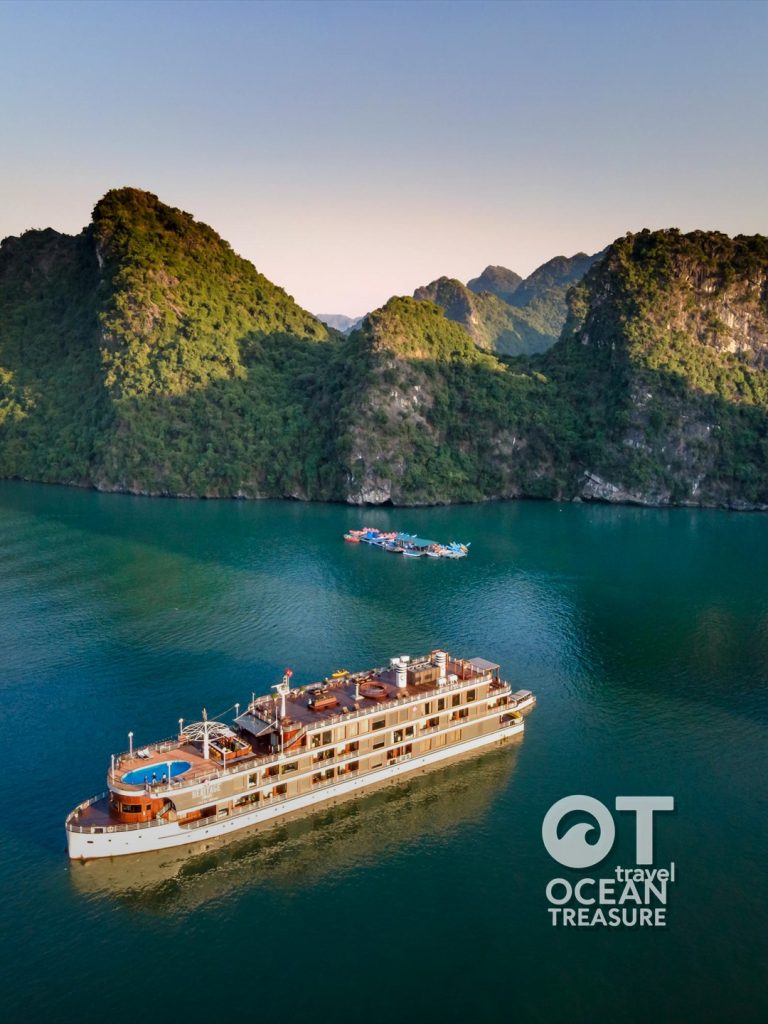 Du thuyền giữa vịnh nhìn từ trên cao
