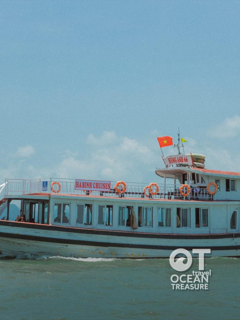 Tàu nhỏ đưa khách đi đảo