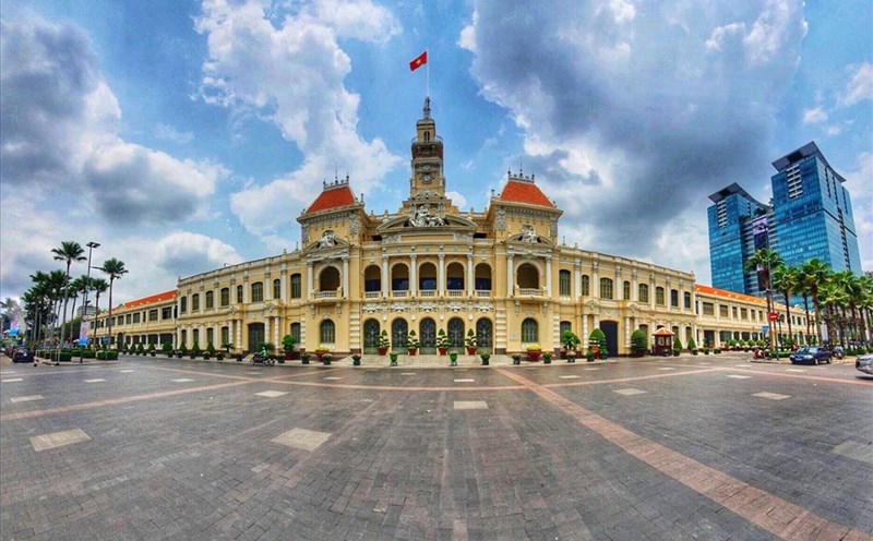 Trụ sở Ủy ban Nhân dân TP.HCM ngập nắng ngắm từ đại lộ