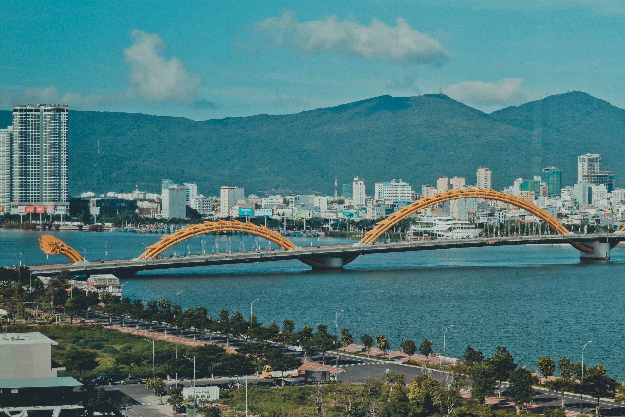 Biển và cầu biểu tượng tại Đà Nẵng — góc nhìn khác