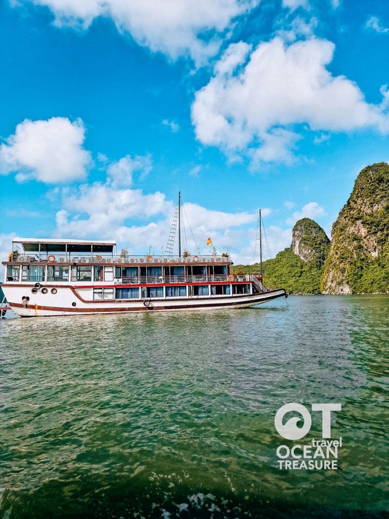 Du thuyền neo giữa vịnh Hạ Long