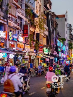 Tour ẩm thực Sài Gòn bằng xe máy cho khách quốc tế