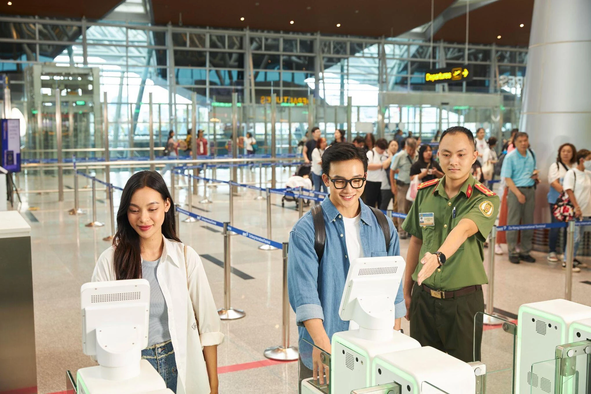 Hành khách làm thủ tục tự động tại sân bay quốc tế Đà Nẵng