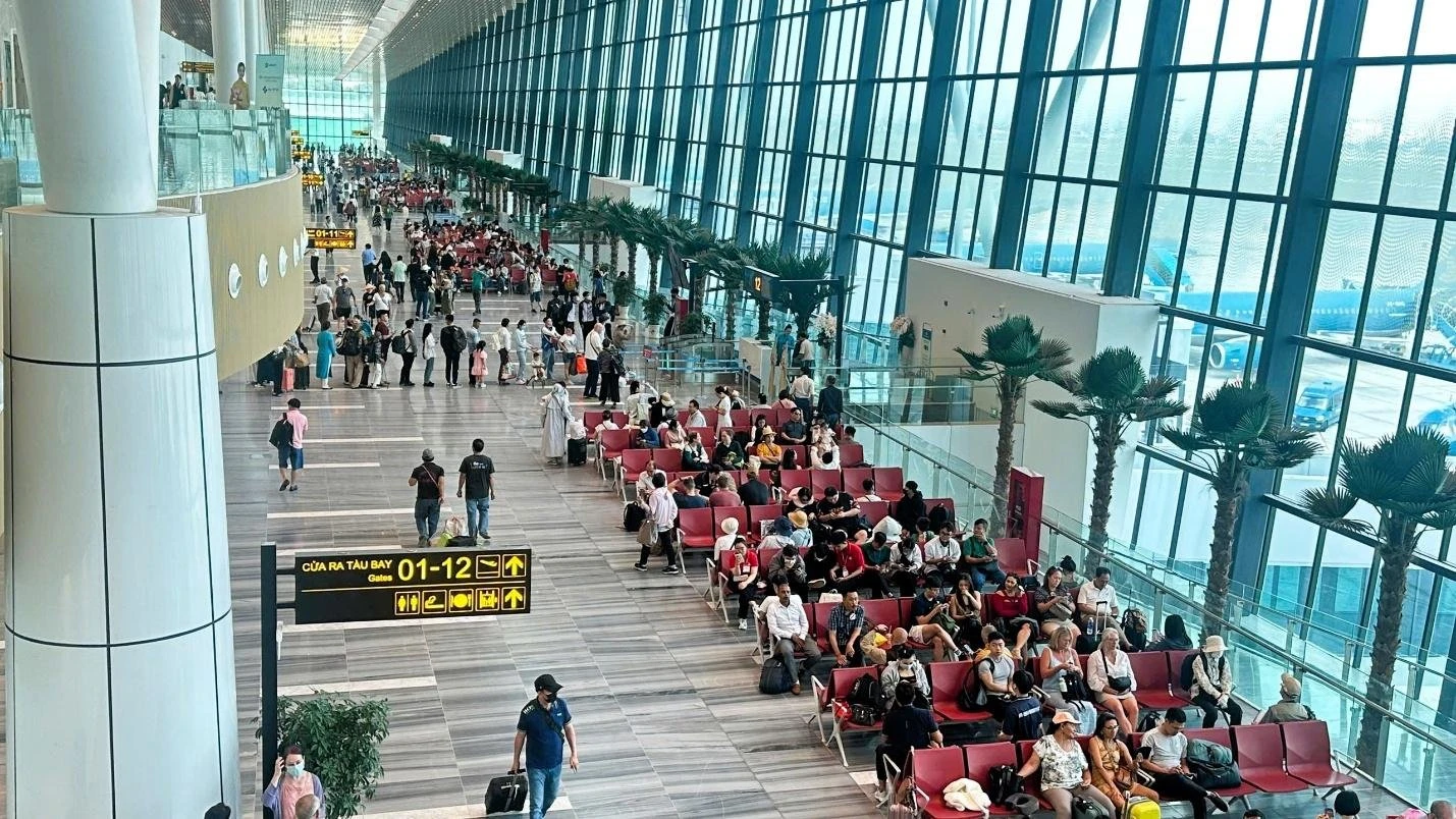 Hành khách tại khu vực chờ của nhà ga T3 sân bay Tân Sơn Nhất