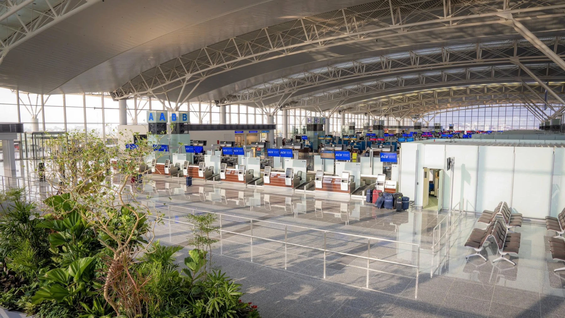 Sảnh làm thủ tục rộng và hiện đại tại sân bay Nội Bài