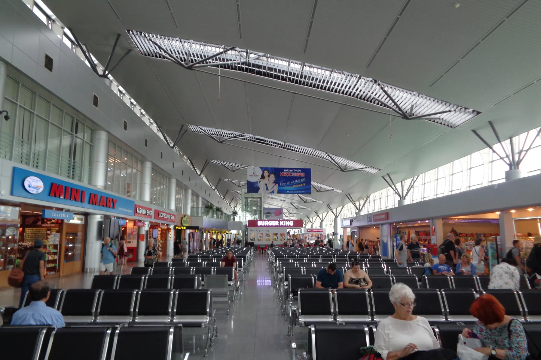 Sảnh nhà ga quốc tế Đà Nẵng với hành khách chờ chuyến bay