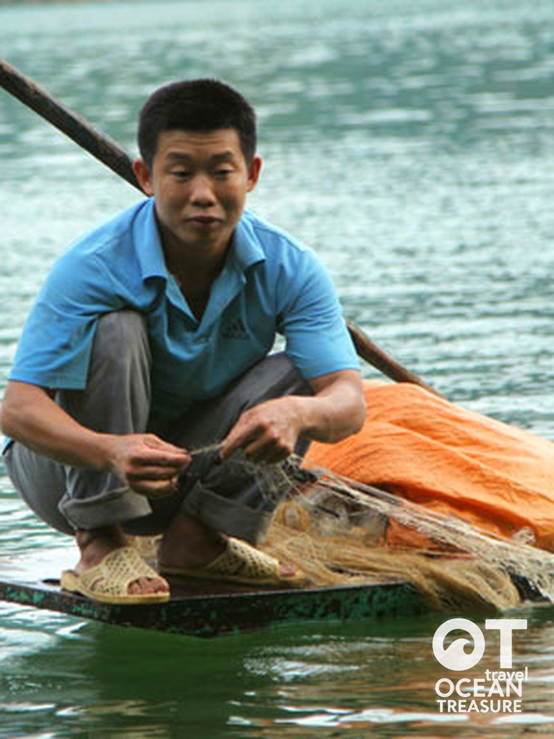 Ngư dân Pắc Ngòi gỡ lưới trên thuyền độc mộc ở hồ Ba Bể.