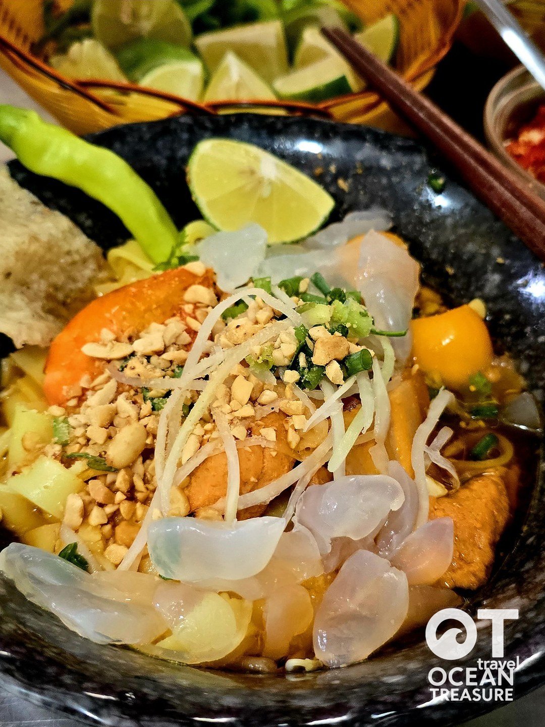 Tô mì Quảng với thịt, rau, đậu phộng và bánh tráng.