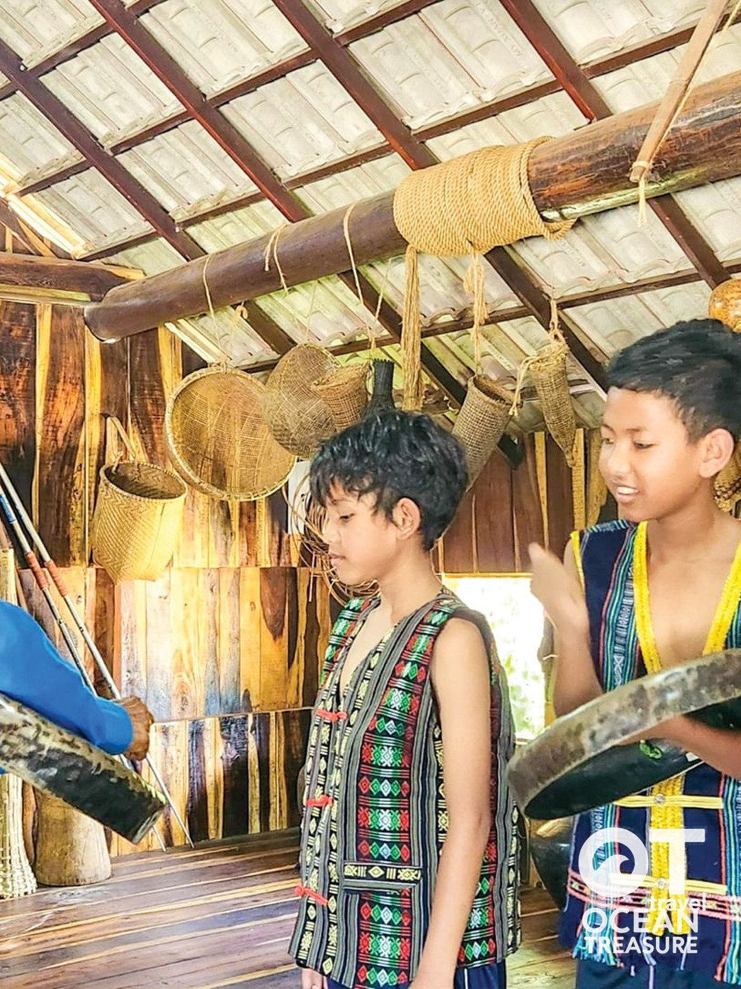 Thanh thiếu niên K’Ho luyện cồng chiêng trong nhà cộng đồng.