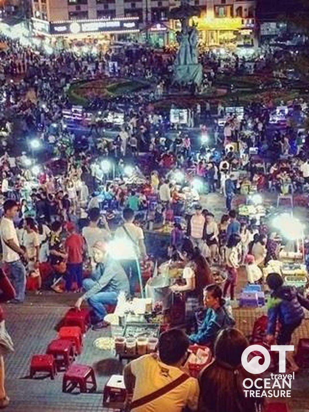 Khu ẩm thực đông khách tại Chợ đêm Đà Lạt.
