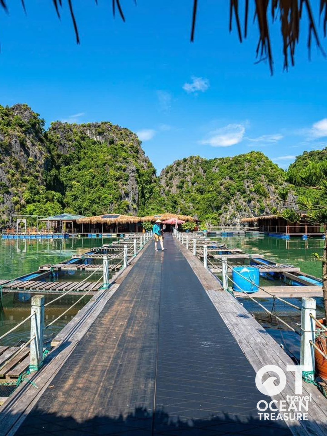 Lối đi giữa các lồng nuôi cá nổi tại làng chài Vung Viêng, Vịnh Bái Tử Long.