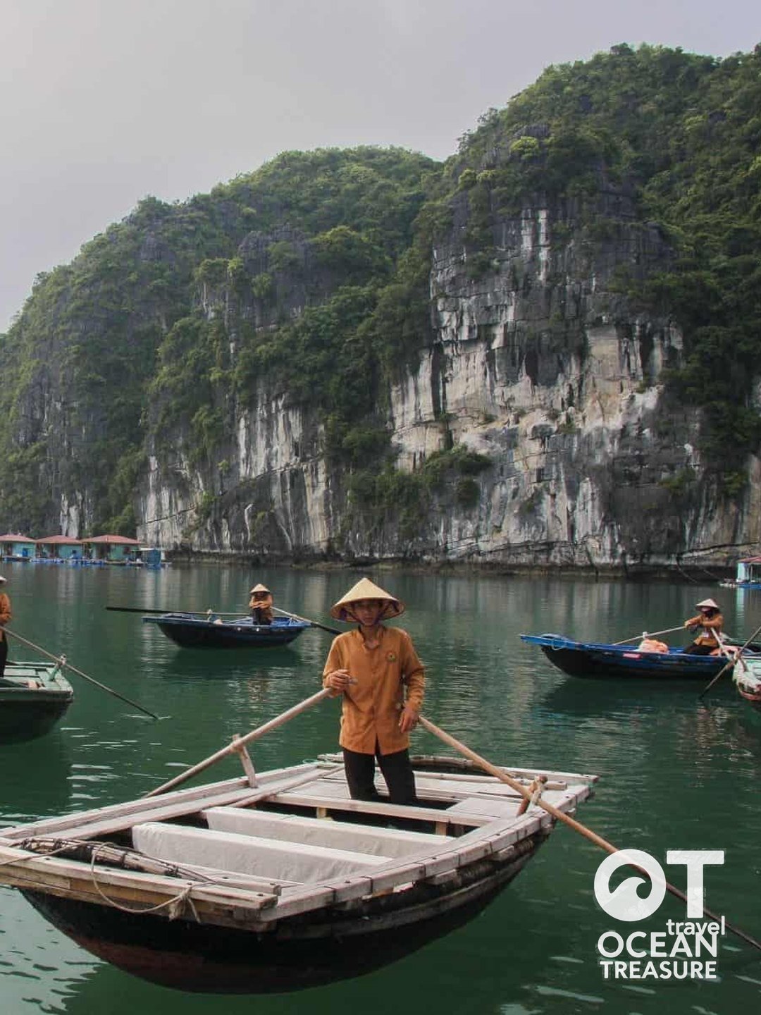 Người làng chèo đò tay giữa các nhà bè và đảo đá vôi ở Vung Viêng, Vịnh Bái Tử Long.