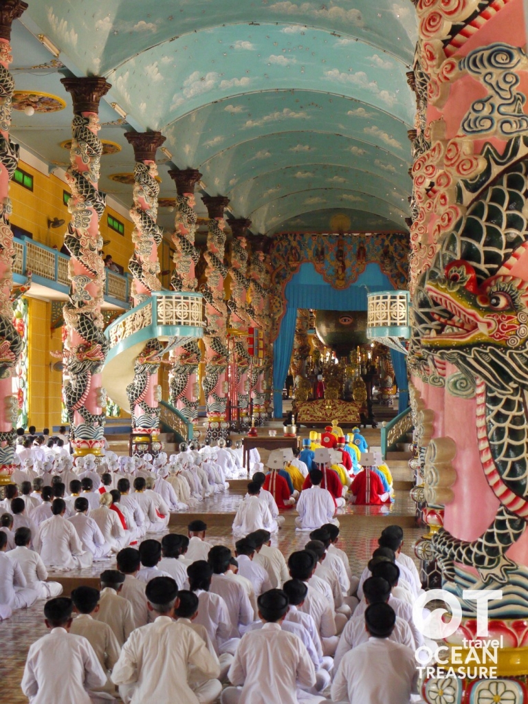 Tòa Thánh Cao Đài giờ lễ Ngọ và chay Tây Ninh