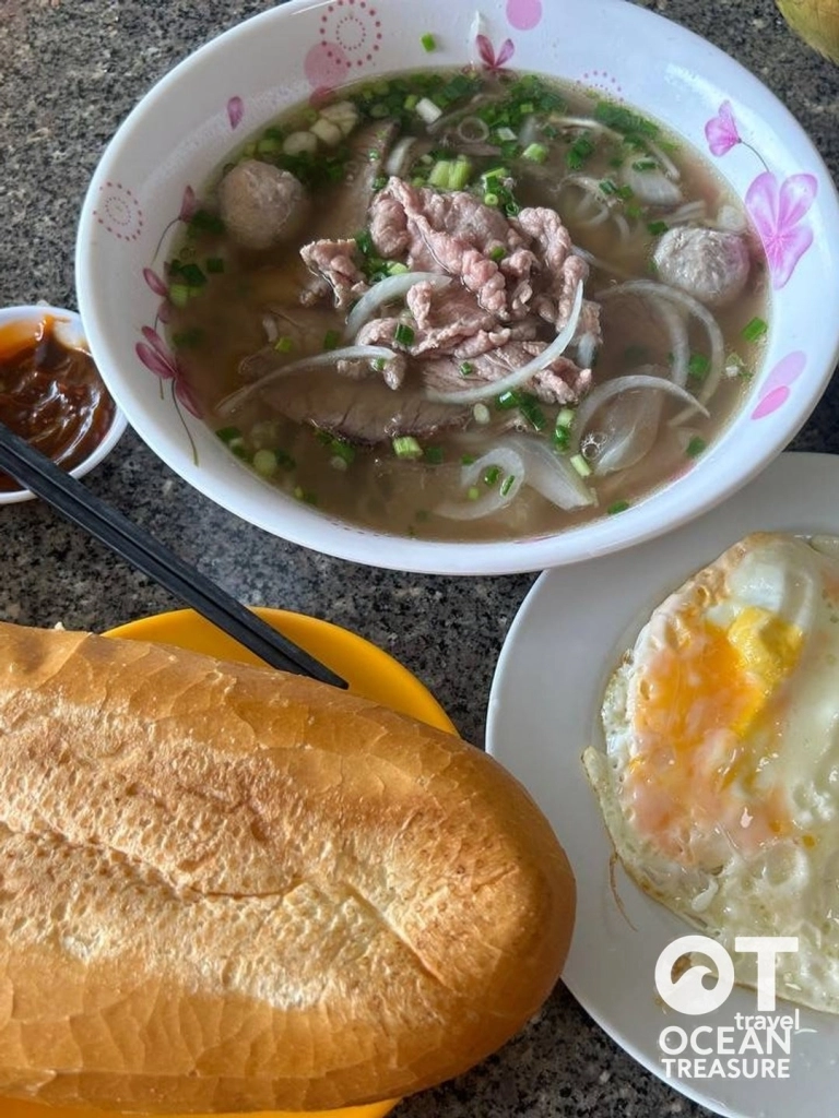 Sài Gòn ăn sáng ba quận cùng người bản địa, đi bộ